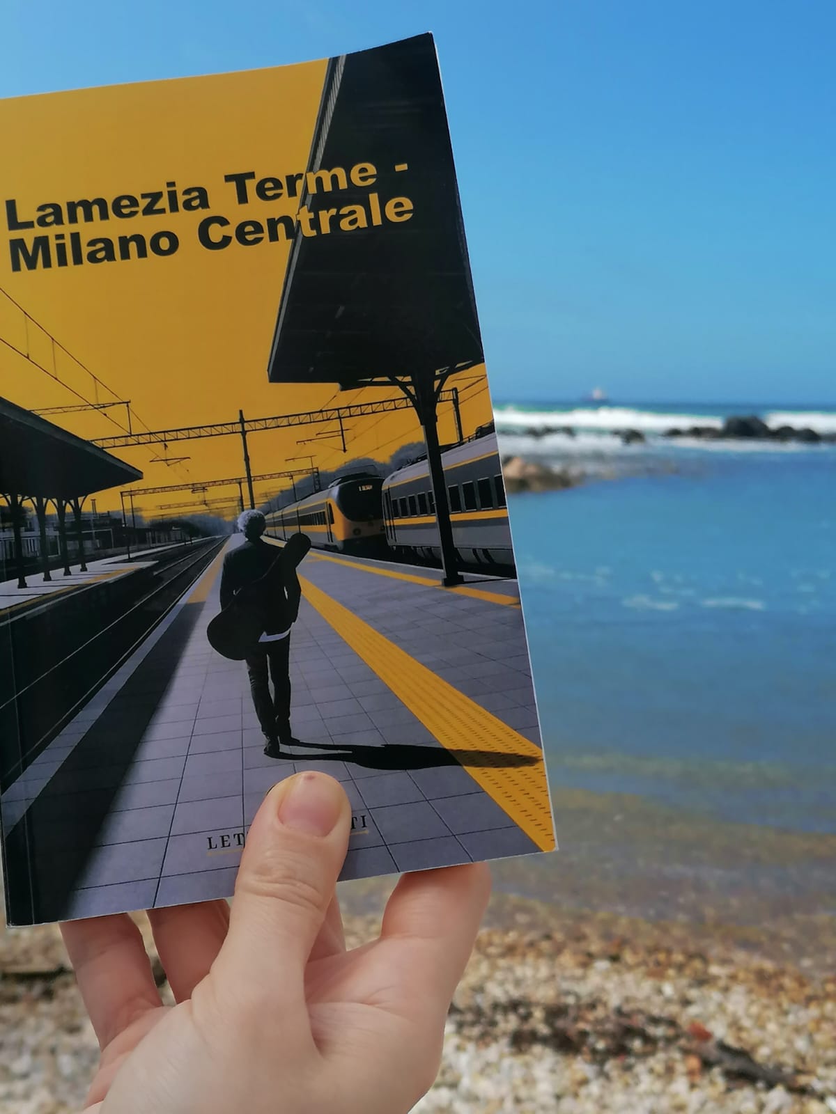 Libro Lamezia Terme - Milano Centrale di Letizia Meuti fotografato davanti al mare