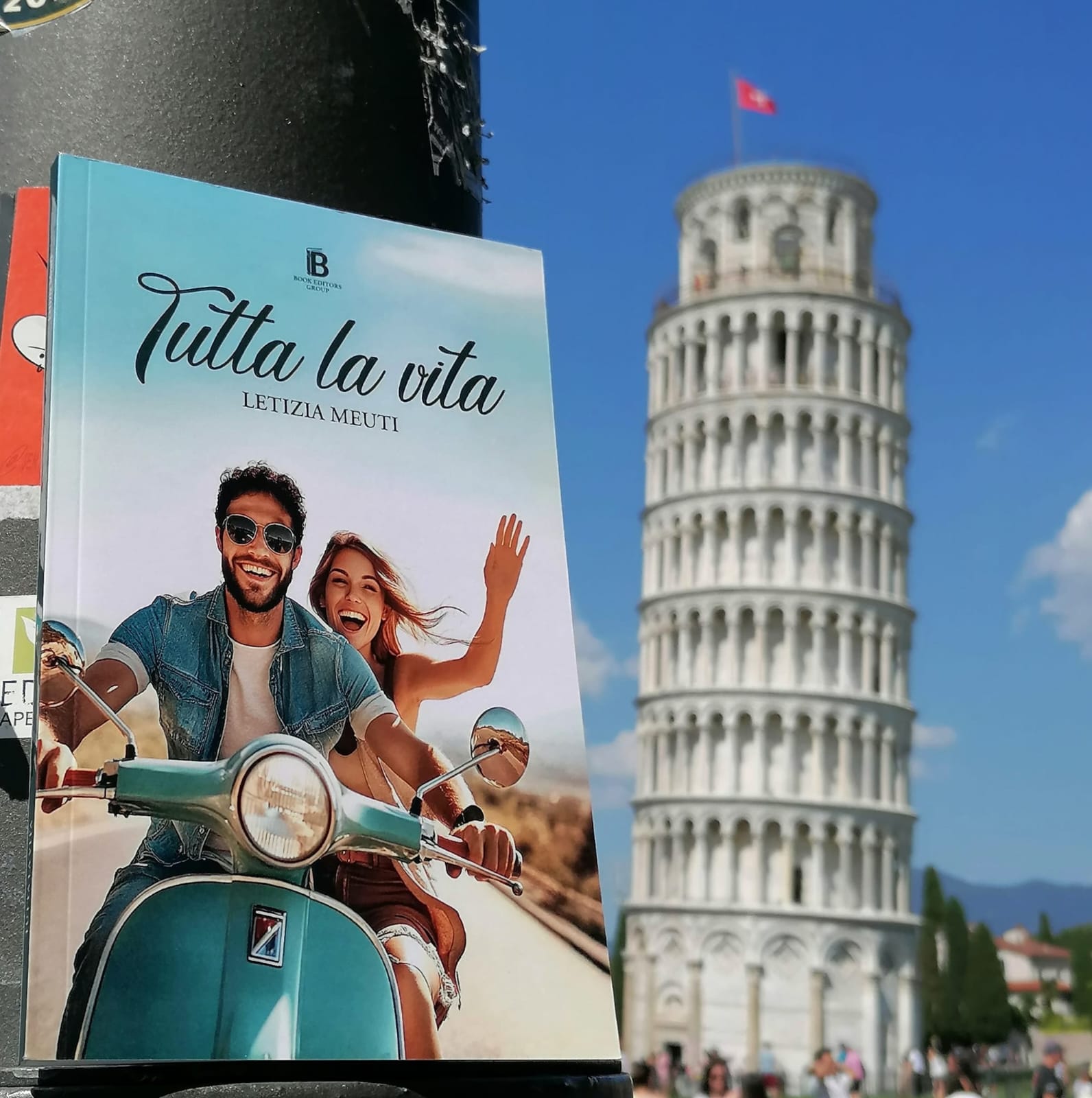 Libro Tutta la vita di Letizia Meuti fotografato davanti alla Torre di Pisa