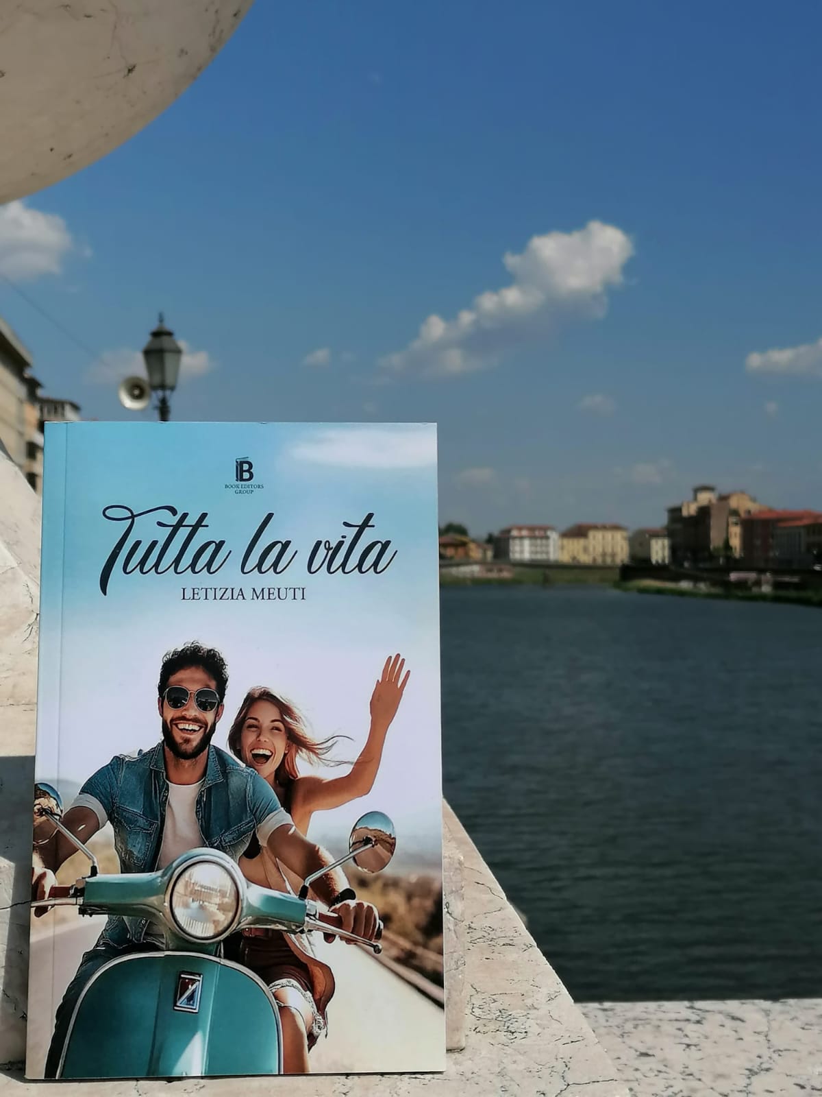 Libro Tutta la vita di Letizia Meuti fotografato sul lungofiume a Pisa