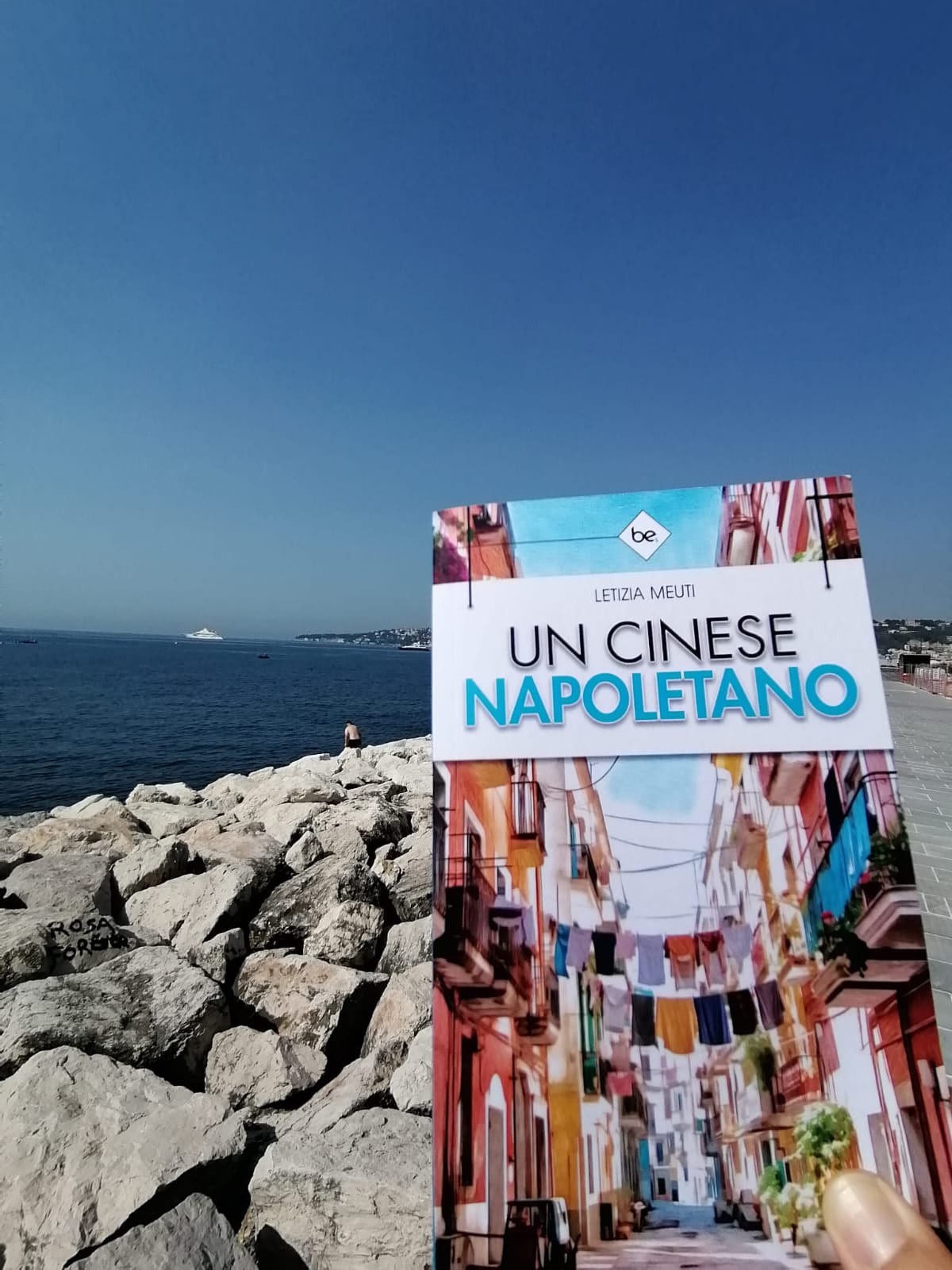 Libro Un cinese napoletano di Letizia Meuti fotografato sul lungomare di Napoli